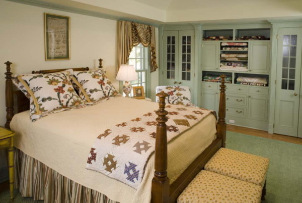 Источник вдохновения для домашнего уюта: большая хозяйская спальня в викторианском стиле с белыми стенами и паркетным полом среднего тона без камина