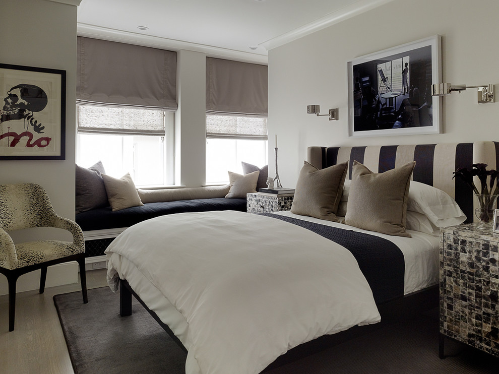Stilmix Schlafzimmer ohne Kamin mit grauer Wandfarbe und hellem Holzboden in San Francisco