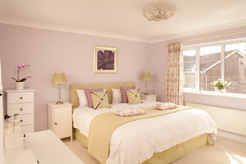 Идея дизайна: спальня: освещение в классическом стиле с фиолетовыми стенами и ковровым покрытием
