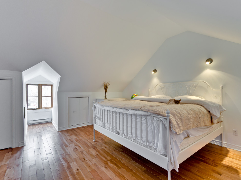 モントリオールにあるトラディショナルスタイルのおしゃれな寝室 (グレーの壁、無垢フローリング、暖炉なし、勾配天井)