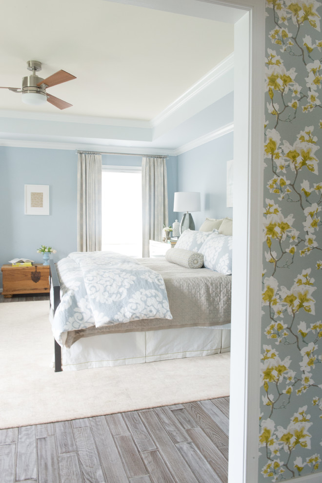 Cette image montre une chambre traditionnelle avec un mur bleu.