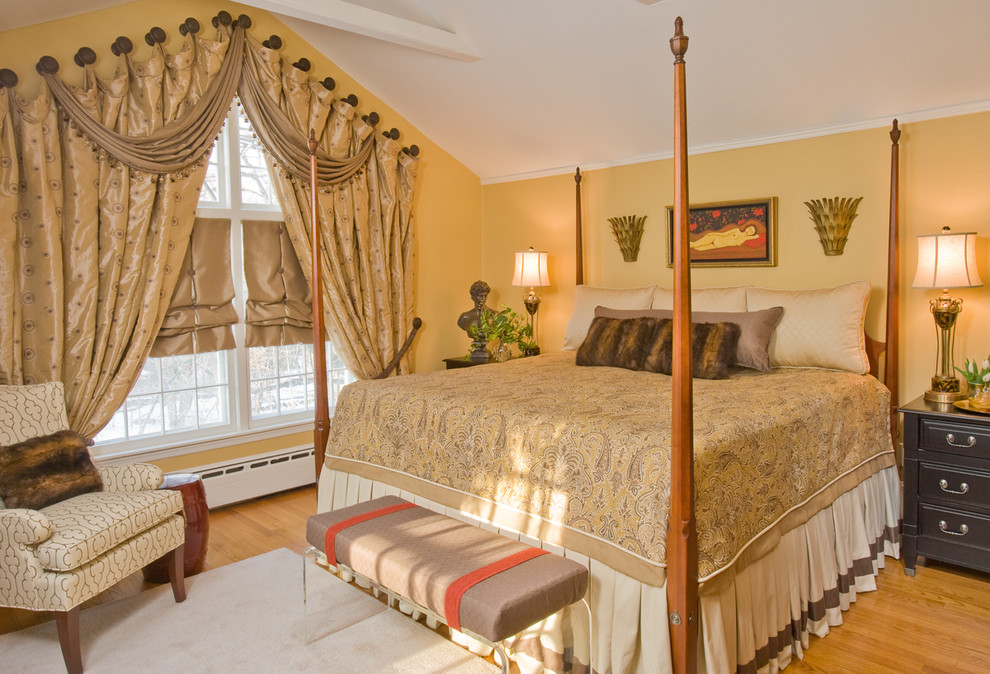 Klassisches Schlafzimmer mit gelber Wandfarbe und braunem Holzboden in Bridgeport