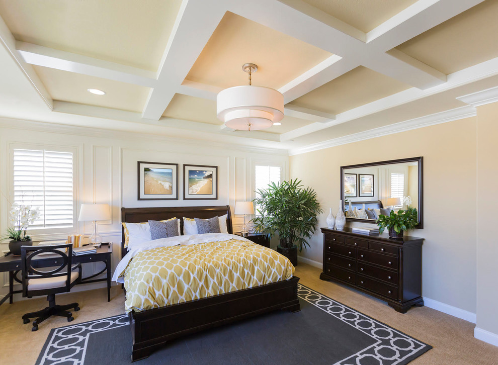 На фото: хозяйская спальня среднего размера в классическом стиле с желтыми стенами, ковровым покрытием и бежевым полом с