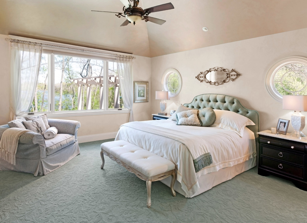 Стильный дизайн: хозяйская спальня в классическом стиле с бежевыми стенами, ковровым покрытием, зеленым полом и тюлем без камина - последний тренд