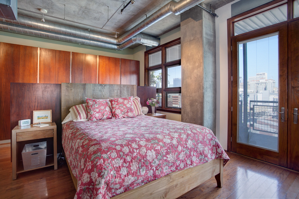 Industrial Schlafzimmer mit grauer Wandfarbe, dunklem Holzboden und braunem Boden in Las Vegas