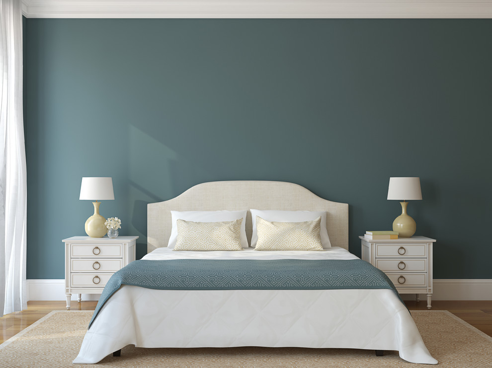 ニューヨークにある広いコンテンポラリースタイルのおしゃれな主寝室 (緑の壁、淡色無垢フローリング、茶色い床)