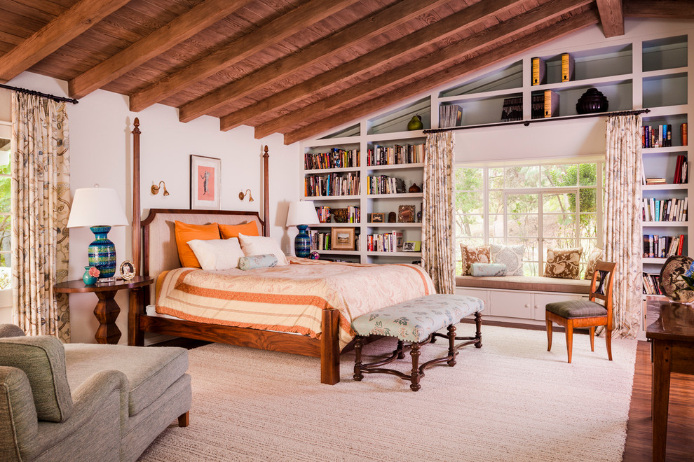 Modelo de dormitorio principal tradicional renovado grande sin chimenea con paredes blancas, suelo de madera oscura y suelo marrón