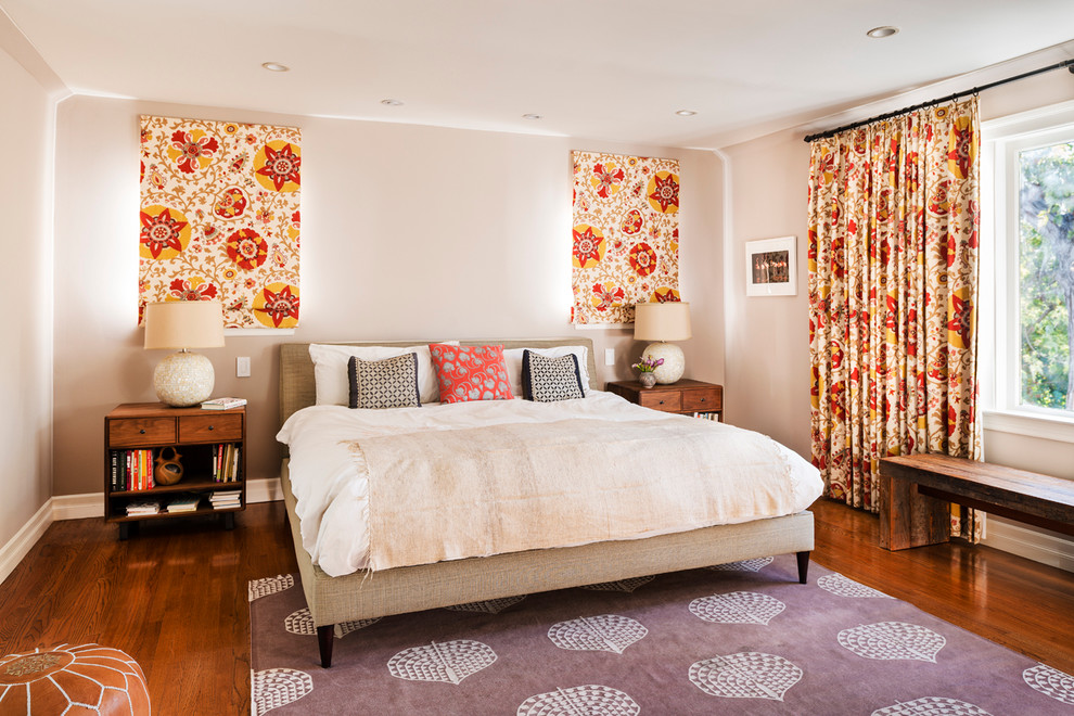 Ejemplo de dormitorio principal tradicional renovado grande sin chimenea con paredes beige, suelo de madera en tonos medios y suelo marrón