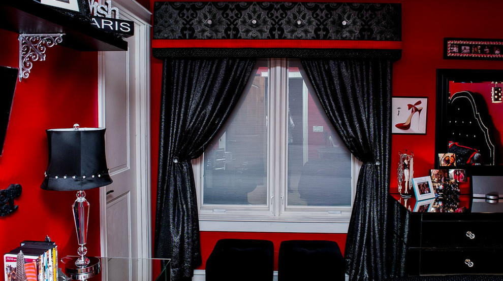 На фото: хозяйская спальня среднего размера в классическом стиле с красными стенами и ковровым покрытием без камина