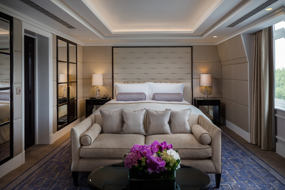 На фото: спальня в современном стиле с ковровым покрытием без камина с
