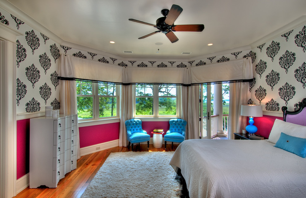 Idéer för ett eklektiskt sovrum, med flerfärgade väggar och mellanmörkt trägolv