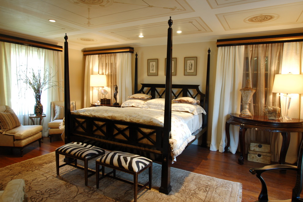 Foto de dormitorio clásico con paredes amarillas y suelo de madera en tonos medios