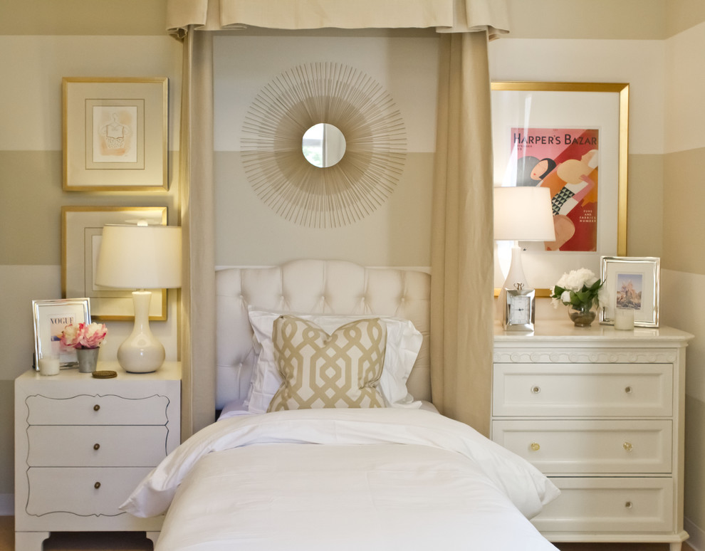 Mediterranes Schlafzimmer mit beiger Wandfarbe in Orange County