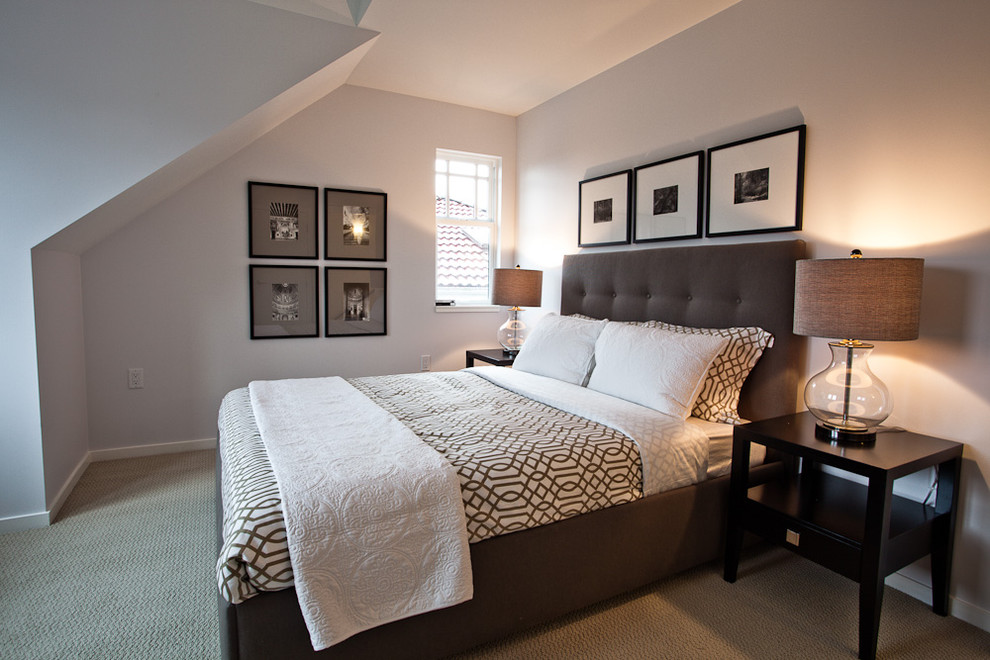 Foto di una camera da letto design con pareti grigie, moquette e nessun camino