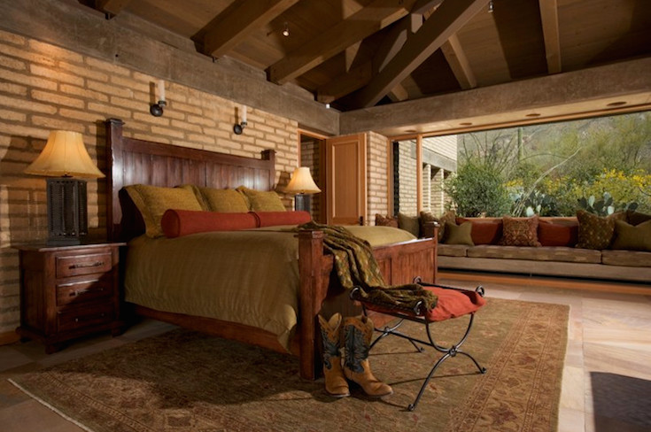 Источник вдохновения для домашнего уюта: большая хозяйская спальня в стиле фьюжн с бежевыми стенами, полом из керамической плитки и бежевым полом