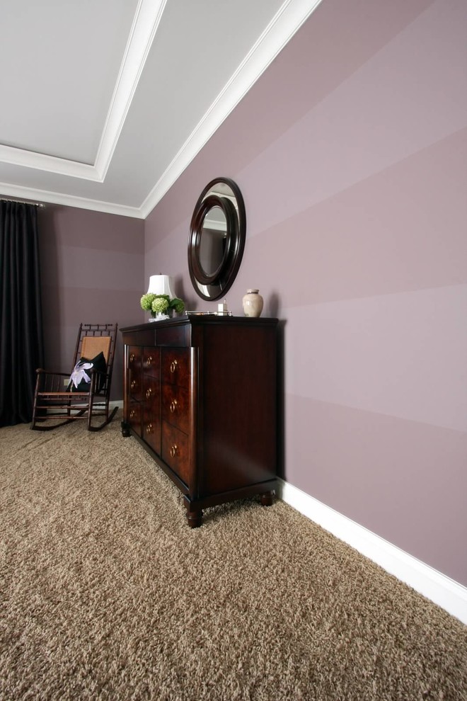 Cette photo montre une chambre chic de taille moyenne avec un mur violet, aucune cheminée et un sol beige.