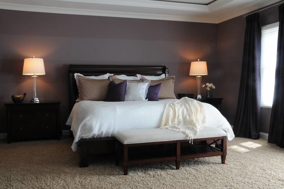 Идея дизайна: хозяйская спальня среднего размера в классическом стиле с фиолетовыми стенами, ковровым покрытием и бежевым полом без камина
