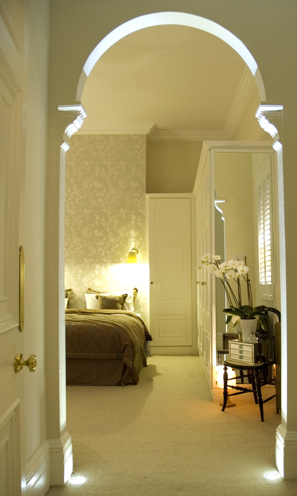 Стильный дизайн: большая хозяйская спальня в классическом стиле с бежевыми стенами и ковровым покрытием - последний тренд