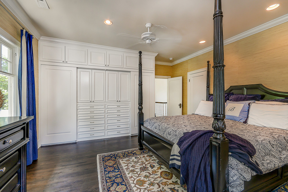 サンタバーバラにある広いトランジショナルスタイルのおしゃれな主寝室 (黄色い壁、濃色無垢フローリング、暖炉なし、茶色い床) のインテリア