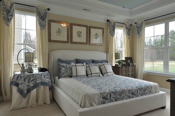 Идея дизайна: спальня среднего размера в классическом стиле с желтыми стенами и ковровым покрытием