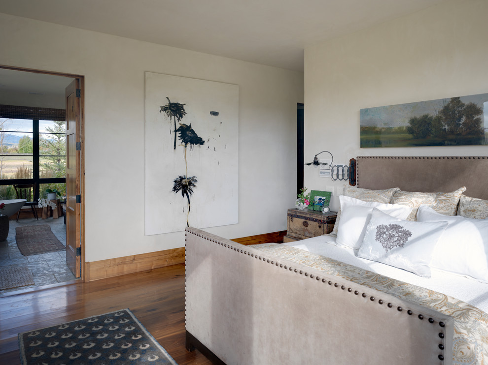 Foto de dormitorio principal clásico renovado de tamaño medio sin chimenea con paredes blancas, suelo de madera en tonos medios y suelo marrón