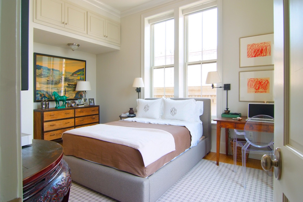 Foto di una camera da letto chic con pareti beige e pavimento in legno massello medio