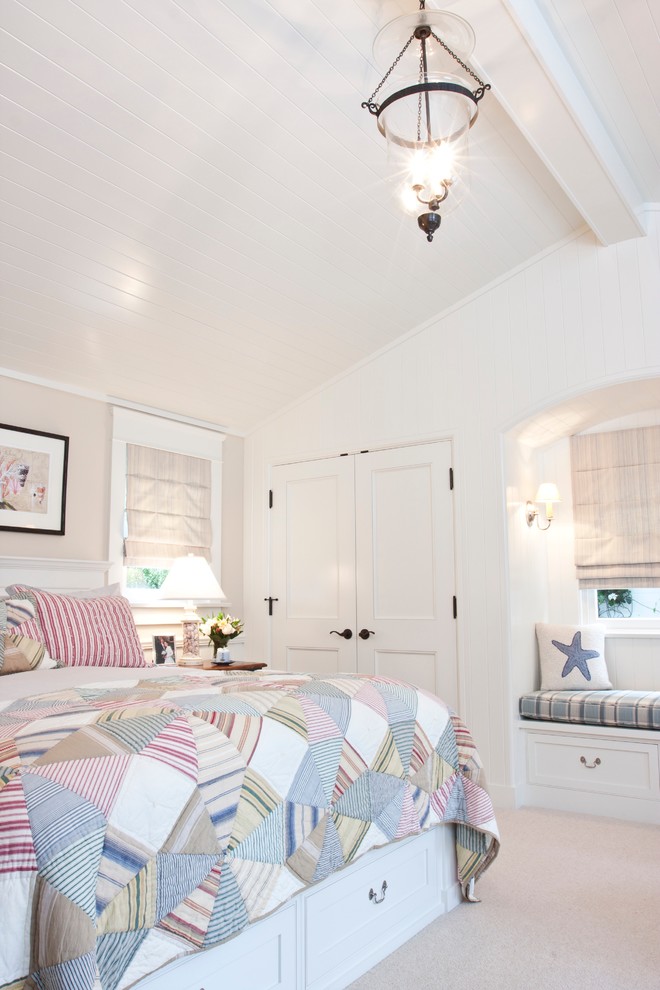 Идея дизайна: большая хозяйская спальня в морском стиле с белыми стенами, ковровым покрытием и бежевым полом без камина