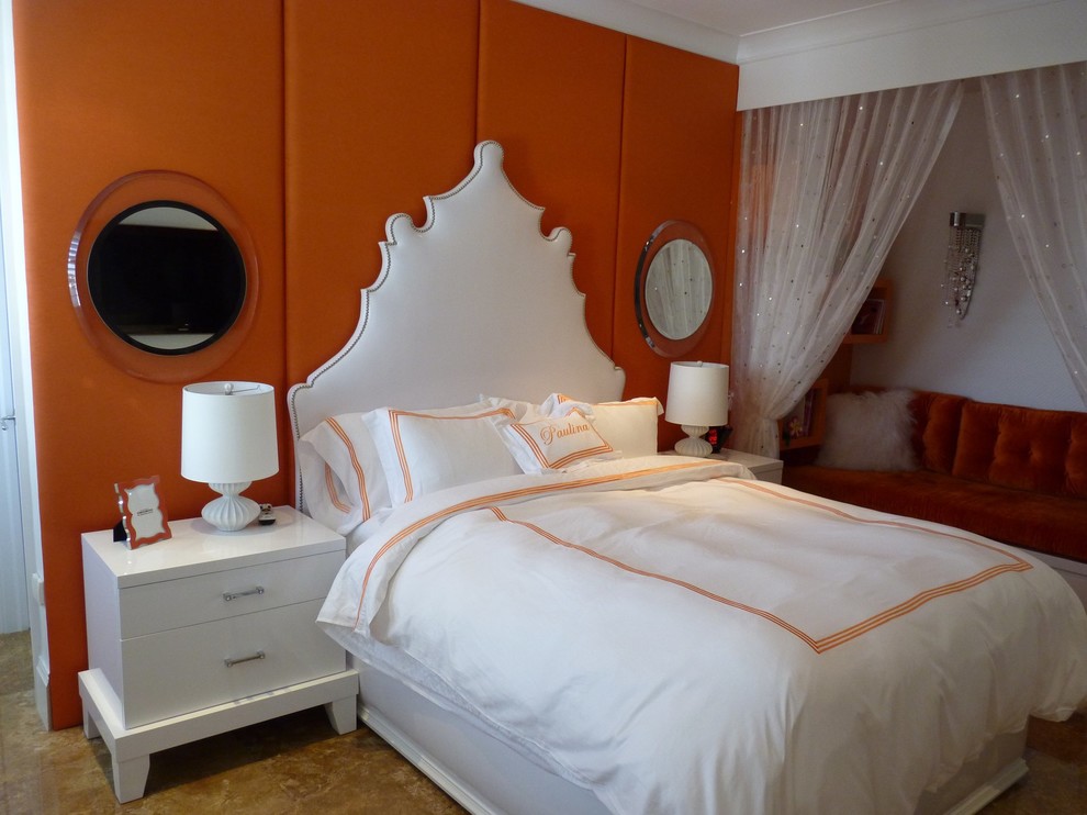Immagine di una camera matrimoniale contemporanea di medie dimensioni con pareti arancioni