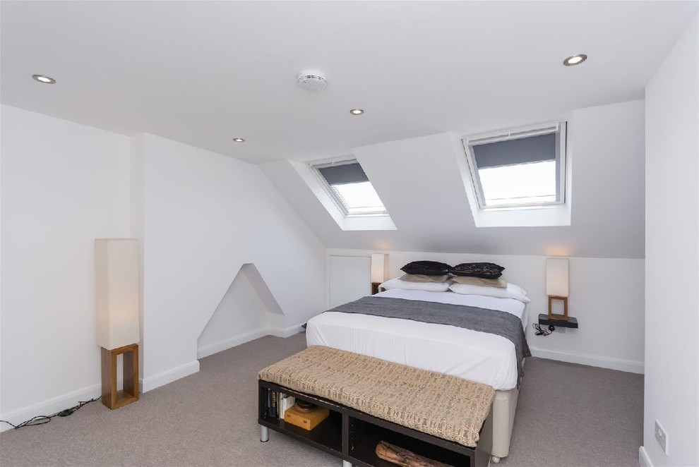 オックスフォードシャーにある中くらいなコンテンポラリースタイルのおしゃれな主寝室 (白い壁、カーペット敷き、茶色い床)