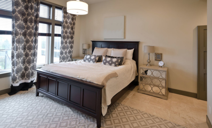 Foto de dormitorio principal de tamaño medio con paredes beige y suelo de travertino