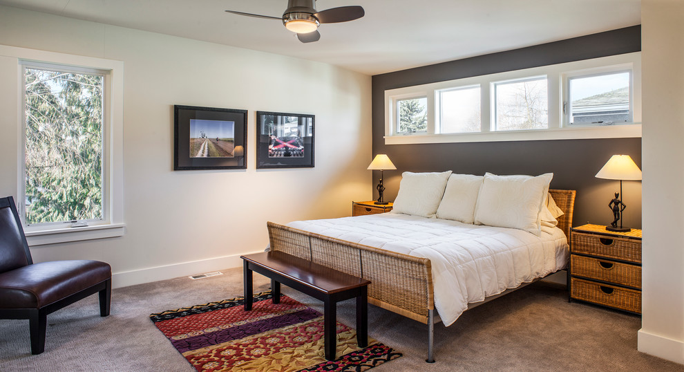 ポートランドにある広いトラディショナルスタイルのおしゃれな主寝室 (グレーの壁、カーペット敷き、ベージュの床) のインテリア