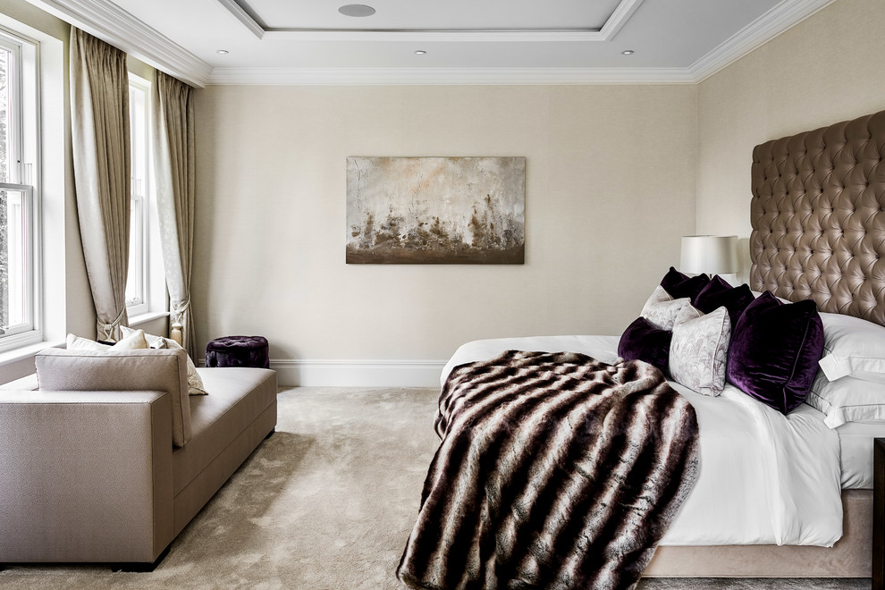 Ispirazione per una camera matrimoniale contemporanea di medie dimensioni con pareti beige, moquette e pavimento beige