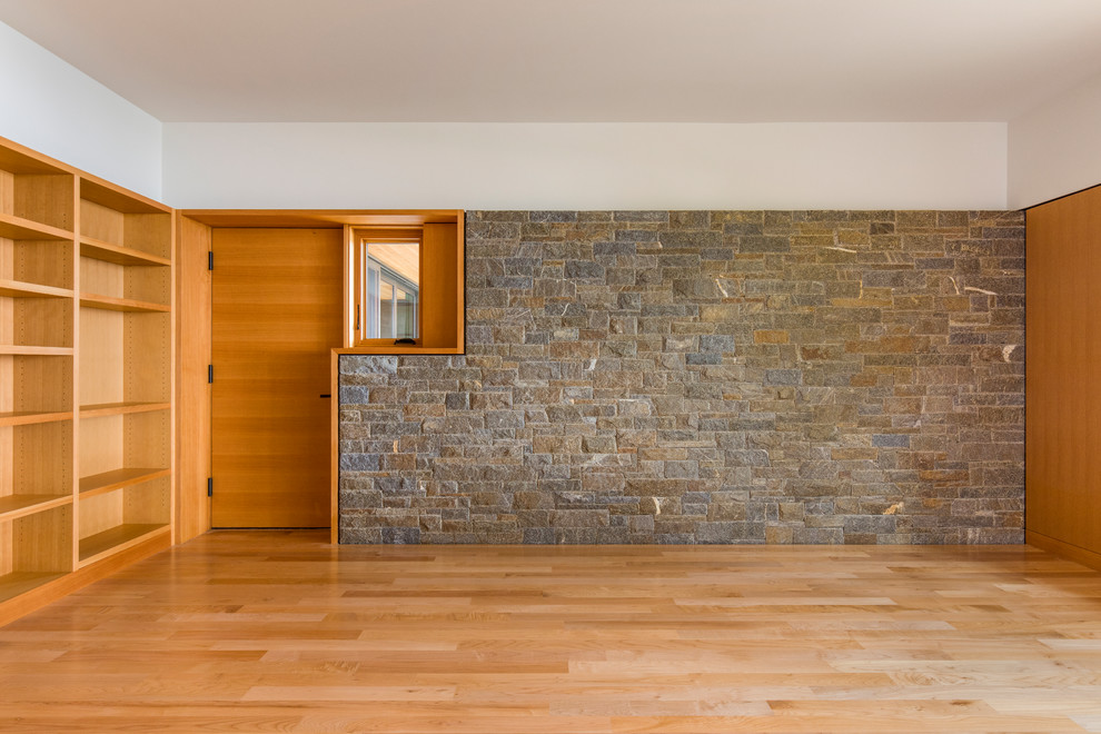 Cette image montre une chambre d'amis chalet de taille moyenne avec un mur gris, parquet clair, aucune cheminée et un sol beige.