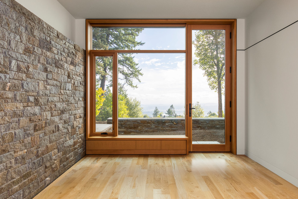 Mittelgroßes Rustikales Gästezimmer ohne Kamin mit grauer Wandfarbe, hellem Holzboden und beigem Boden in Portland