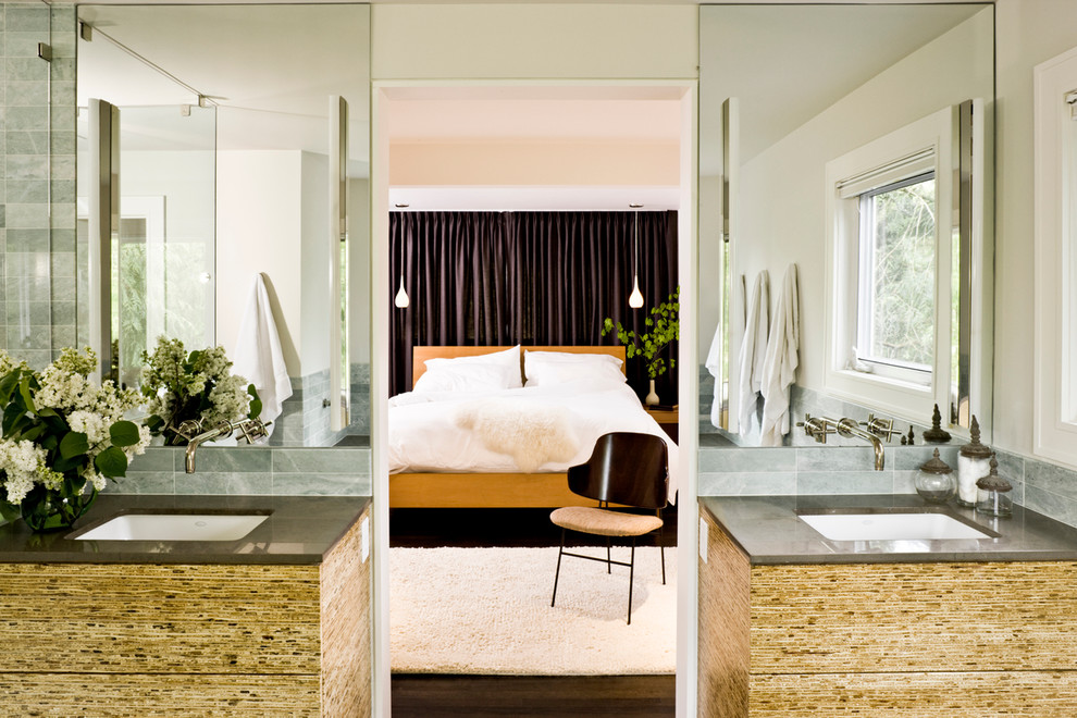 Стильный дизайн: спальня в стиле ретро с белыми стенами - последний тренд