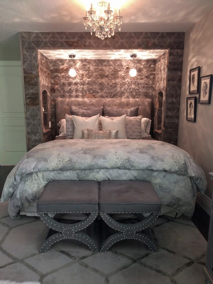 Cette photo montre une grande chambre parentale chic avec un mur gris, parquet foncé, une cheminée double-face, un manteau de cheminée en carrelage et un sol marron.