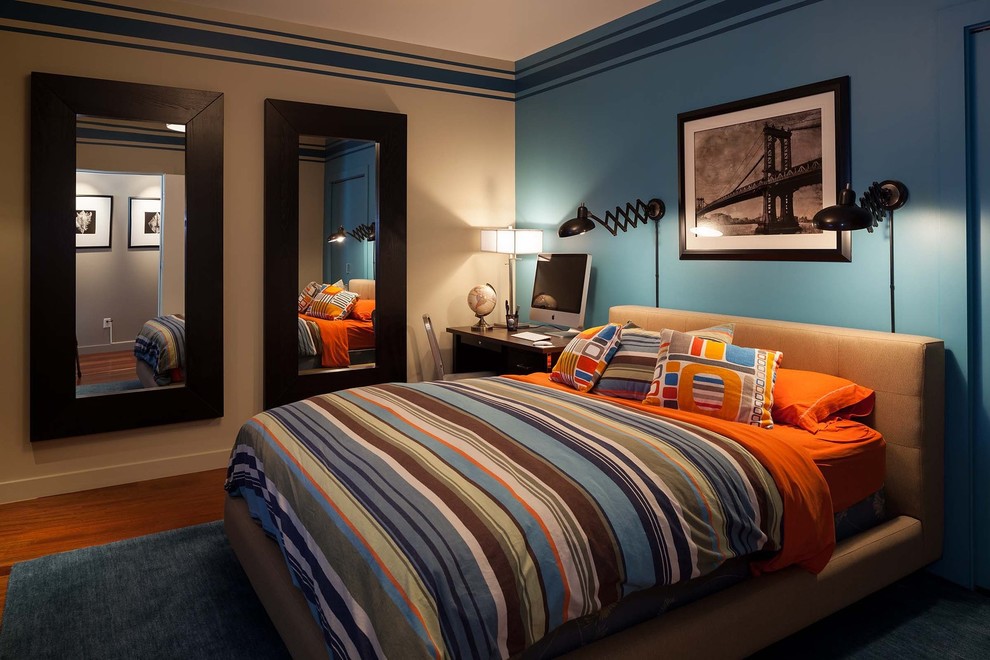 Inspiration pour une chambre d'amis design de taille moyenne avec un mur bleu, aucune cheminée et un sol en bois brun.
