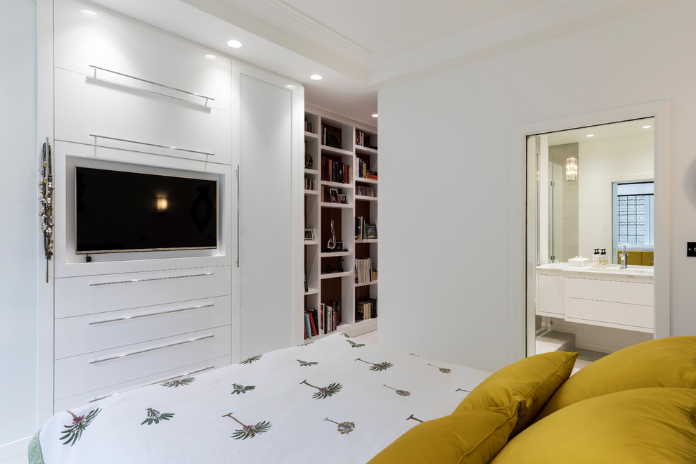 ロンドンにある小さなコンテンポラリースタイルのおしゃれな主寝室 (白い壁、セラミックタイルの床、暖炉なし) のレイアウト