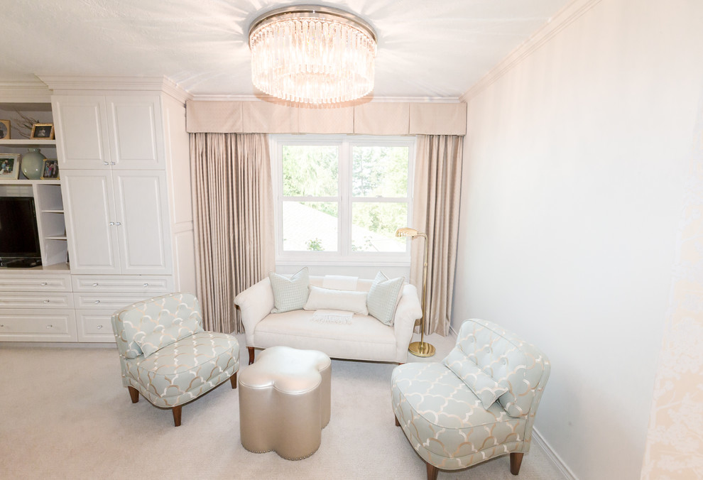 Exemple d'une grande chambre chic avec un sol beige et un mur blanc.
