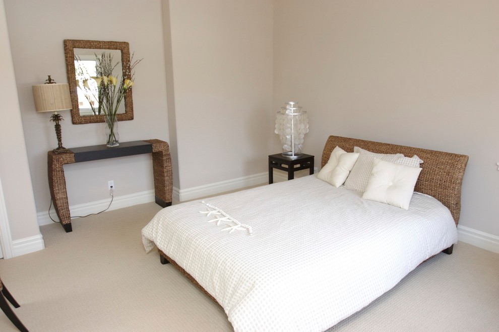 Foto de habitación de invitados exótica de tamaño medio sin chimenea con paredes beige y moqueta
