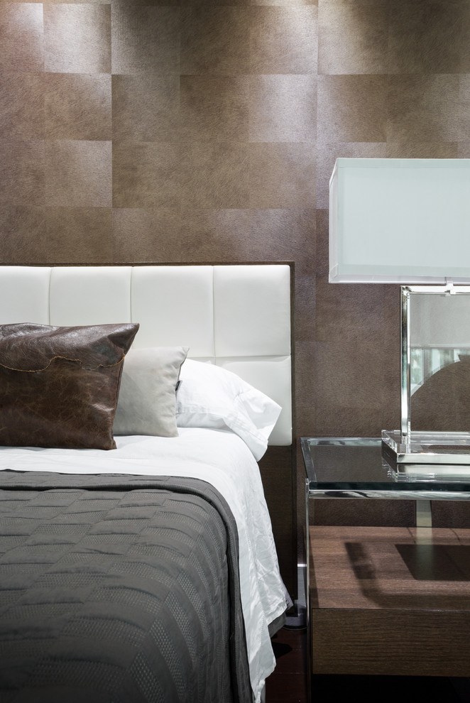 Großes Modernes Hauptschlafzimmer ohne Kamin mit grauer Wandfarbe und dunklem Holzboden in Miami