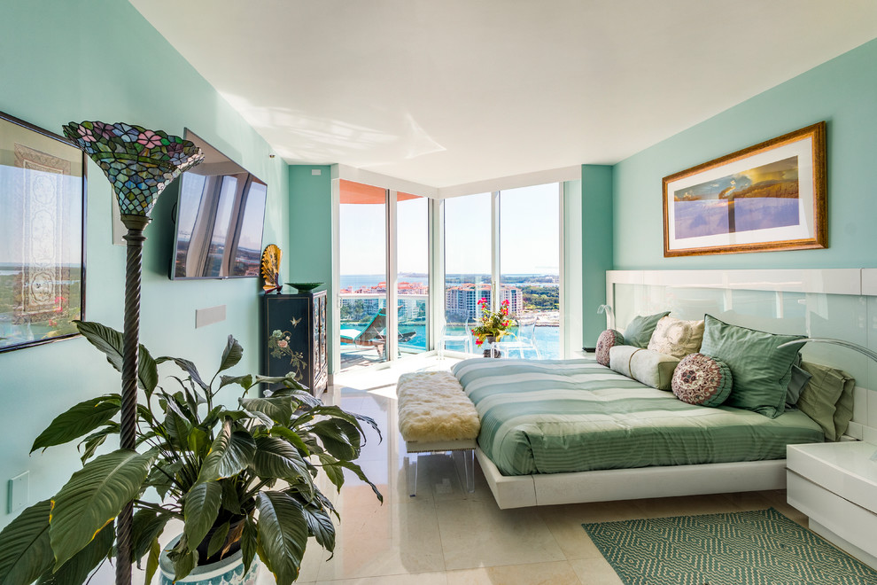 Пример оригинального дизайна: хозяйская спальня среднего размера в стиле модернизм с зелеными стенами, полом из керамической плитки и бежевым полом