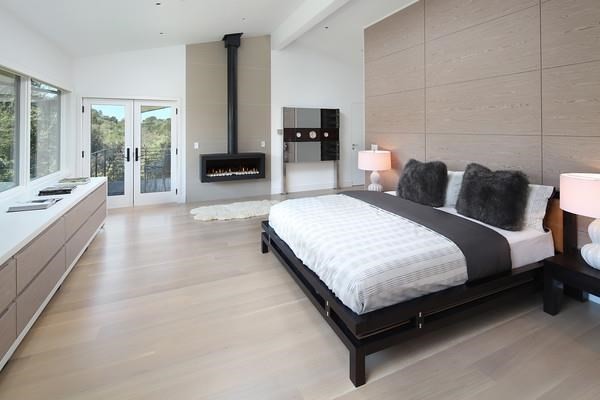 Großes Modernes Hauptschlafzimmer mit weißer Wandfarbe, hellem Holzboden, Kamin und gefliester Kaminumrandung in San Francisco