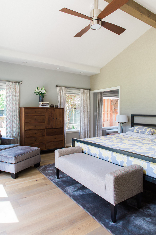 Großes Klassisches Hauptschlafzimmer ohne Kamin mit grauer Wandfarbe und braunem Holzboden in San Francisco