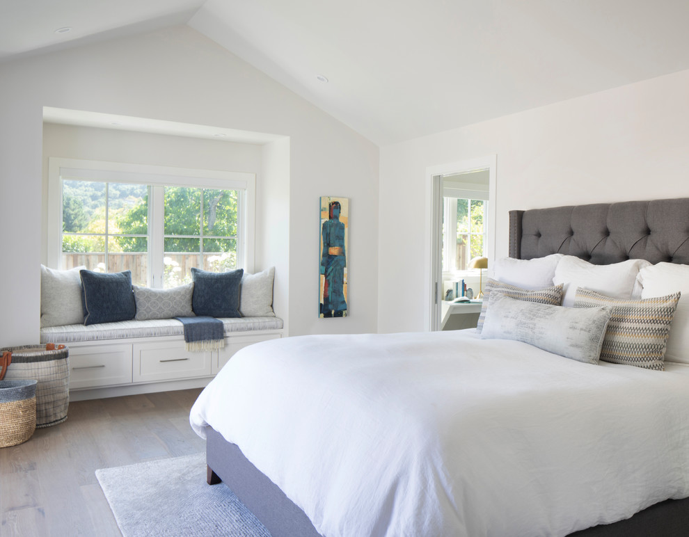 Идея дизайна: хозяйская спальня среднего размера в стиле кантри с белыми стенами, паркетным полом среднего тона и коричневым полом