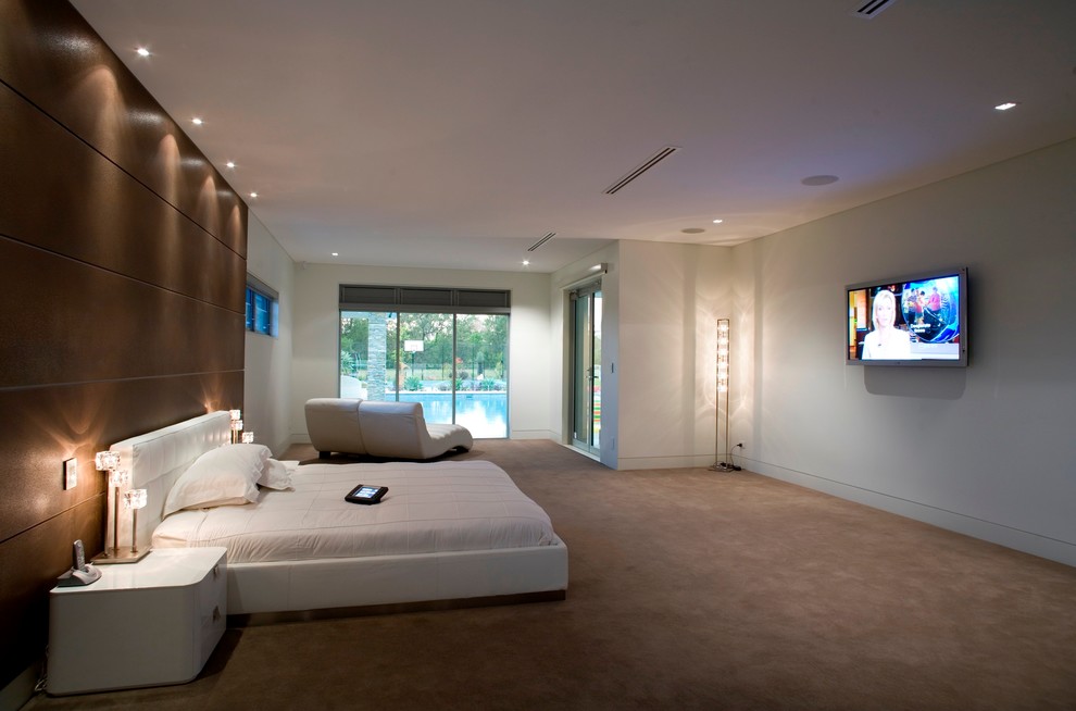 シドニーにある巨大なモダンスタイルのおしゃれな主寝室 (白い壁、カーペット敷き) のインテリア