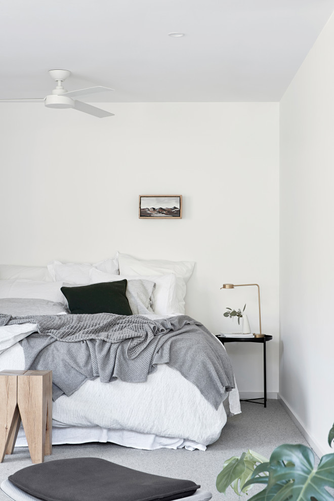 Идея дизайна: спальня в современном стиле с белыми стенами, ковровым покрытием и серым полом