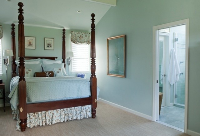 Идея дизайна: хозяйская спальня среднего размера в классическом стиле с зелеными стенами, ковровым покрытием, стандартным камином, фасадом камина из плитки и бежевым полом