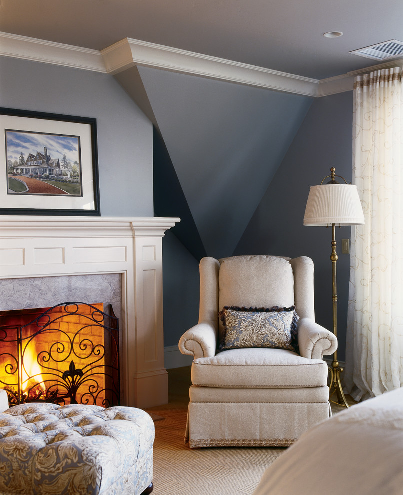 Ejemplo de dormitorio principal de estilo americano de tamaño medio con paredes azules, moqueta, todas las chimeneas y marco de chimenea de piedra