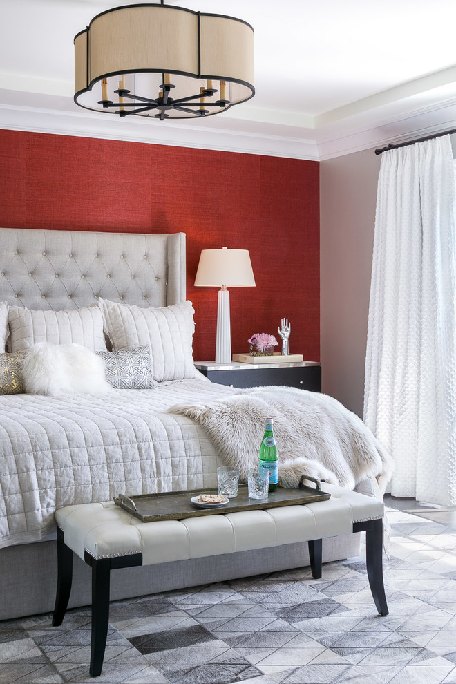 Свежая идея для дизайна: спальня в стиле неоклассика (современная классика) с красными стенами - отличное фото интерьера